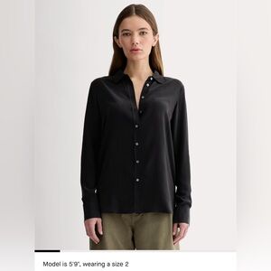 Everlane The Must-Have Shirt in Washable Silk - Black - size 2